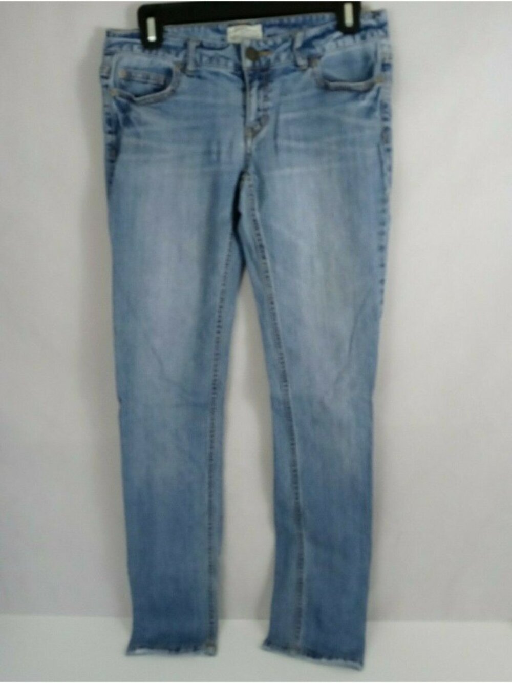 Aeropostale Bayla Women's Skinny Distressed Whiskered Embroidered Jeans 3/4R